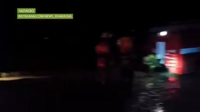 В Хакасии пожарная вытаскивала скорую из грязи и тоже застряла