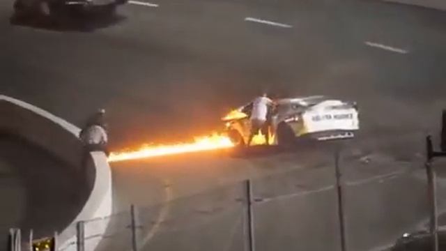 Отец спасает сына-гонщика из горящего автомобиляНикто не мог бы помешать мне спасти сына» смотреть онлайн