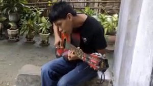 Orang sumbing jago gitar