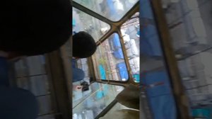 Крановщик работает в козловой кран