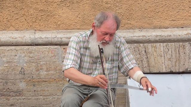 Уличный музыкант из сериала Менты играющий на пиле смычком. Хиты. ABBA. the winner takes it all смотреть онлайн