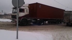 Фура буксует и не может забраться в горку по снегу...