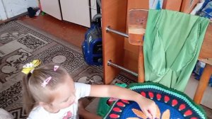 Собираю теплые вещи и продукты в общежитие для дочки.Жарю пирожки.