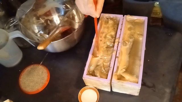 LAVENDER OATS & HONEY SOAP 🍯 How to Make Soap w/ Essential Oils | Cold Process Bar Soap DIY смотреть онлайн
