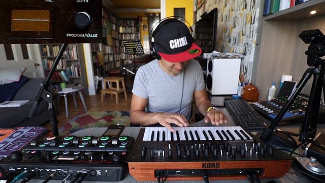 Minilogue xd and BOSS RC-505: From humming to jamming смотреть онлайн