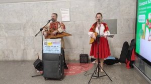 Ойся ты ойся ты меня не бойся Раздаётся лихая плясовая казачья песня в метро Москвы. #metro #moscow