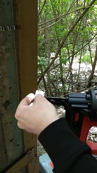 Как стреляет клипсы газовый монтажный пистолет Hybest смотреть онлайн