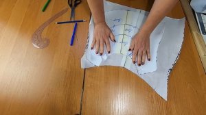 Как сшить черно белое платье футляр. Моделирование и раскрой.mp4