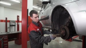 Замена передних тормозных дисков и колодок на LADA Largus