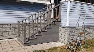 Высокая лестница премиум класса с перилами и покрытием из ДПК