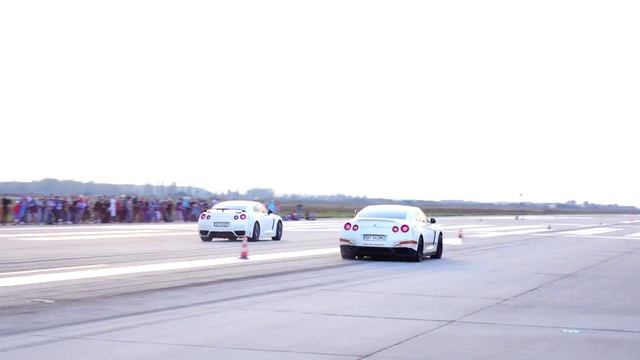 NISSAN GTR-R35 800HP vs NISSAN GTR-R35 700HP