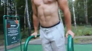 Как накачать грудные мышцы на турниках и брусьях