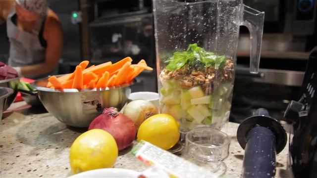 Анна Данрой проводит мастер-классы в кулинарной студии "Звезды Общепита" по сыроедному питанию. смотреть онлайн