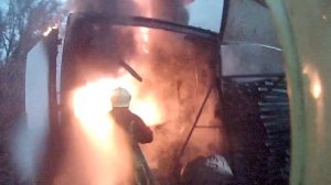 ЖЕСТЬ!!! Горит бытовка и плюёться огнём
