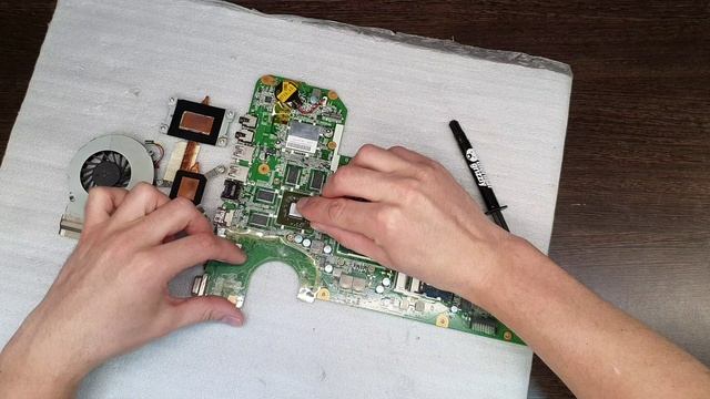 замена термопасты и ремонт петель HP G7-2201sr  
replacing thermal paste and repairing hinges