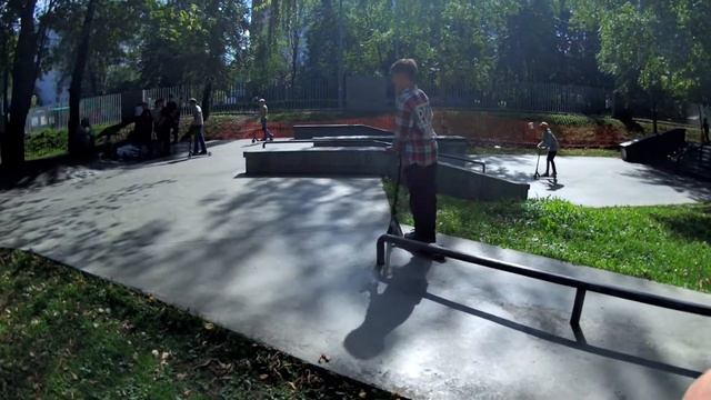 Даня и самокат. Лианозовский парк. смотреть онлайн