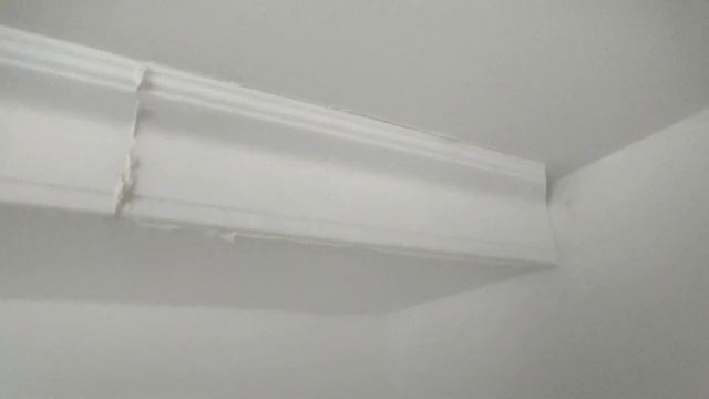Как наклеить потолочные плинтуса на стены по покрашенному потолку.