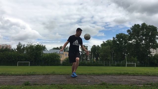 САМЫЙ ЛЕГКИЙ ТРЮК ФУТБОЛЬНОГО ФРИСТАЙЛА BULATFF | ОБУЧЕНИЕ CROSSOVER смотреть онлайн