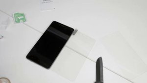 Как наклеить стекло или пленку на телефон