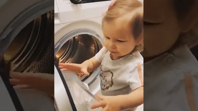 Полуторагодовалая дочь певицы Нюши уже лихо управляется со стиральной машиной смотреть онлайн