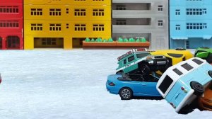 Видео мультик про происшествие на скользкой дороге игрушечного города: аварии, скорая помощь, машины