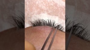 Подклеиваем ресничку к патчу для предотвращения открытия глаз во время процедуры наращивания ресниц