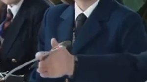 Рука проходит через микрофон