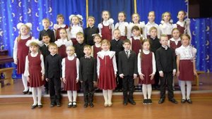 "Веселая песенка"-Выглянуло солнышко из-за серых туч-исполняет сводный хор 1 и 2 класса