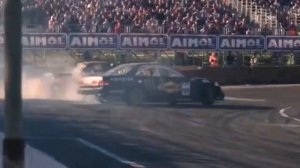 Женщина учит крутить руль