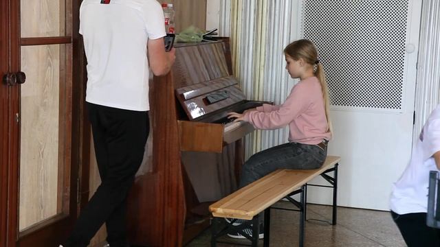 Неожиданное сочетание музыки и тенниса смотреть онлайн