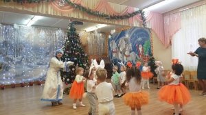 Игровой танец малышей "С горки саночки летят" ??| Младшая группа детского сада | Новогодний утренни