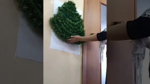 Красивая  елка из мишуры на стене очень быстро и просто!