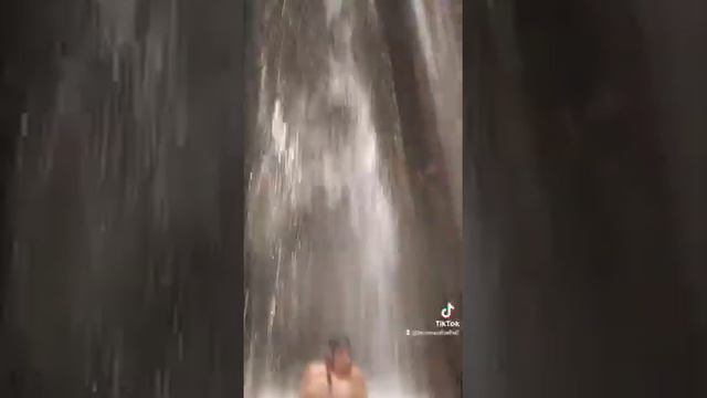 PELADA NA CACHOEIRA DA FENDA EM QUATA, NÃO RESISTI, ESTAVA PRECISANDO DESSA DUCHA,  ADORO FICAR NUA