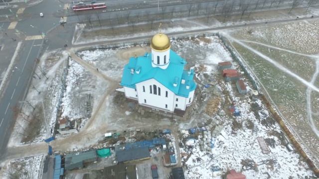 Храм Серафима Вырицкого с высоты птичьего полёта в туман . смотреть онлайн