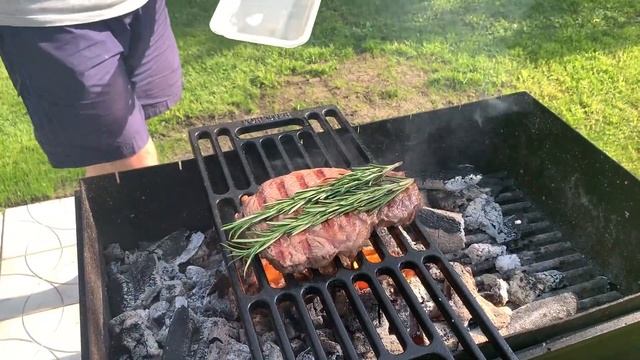 СТЕЙК РИБАЙ НА УГЛЯХ / БЕЗ МАРИНАДА ЗА 5 минут смотреть онлайн