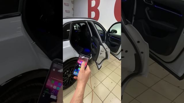 Подсветку в салон установили в Audi Q3 мастера http://bgt-svet.ru управление происходит со смартфон