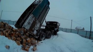 Камаз буксует в снегу. Доставка дров