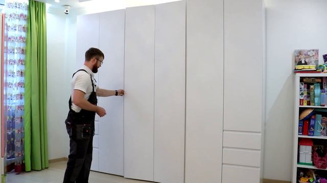 Шкаф в детскую. Современный детский шкаф без ручек. Распашной шкаф белого цвета. Шкафы Киев.