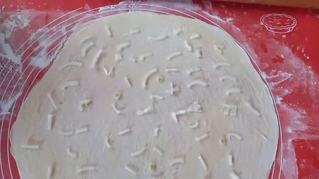 Слоёные лепёшки Катлама или Фатир, с луком и с сыром