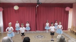 Детский классический танец «Подари улыбку миру». Мы танцуем, мы играем. Ведущая - Юданова Ангелина.