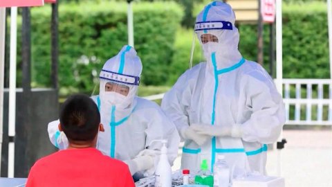 В Китае зафиксирован новый антирекорд по числу заразившихся СOVID-19 за сутки