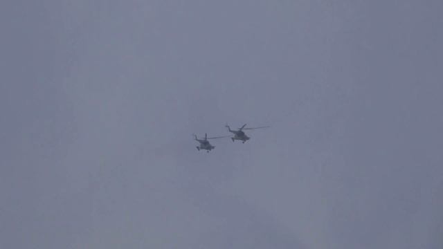 ЕК-ТВ. Два военных вертолёта пролетели над городом