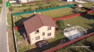 Красивый дом с оригинальной кровлей