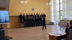 Под окном черемуха колышется