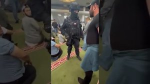 БЕСПРЕДЕЛ  в МЕЧЕТЬ  г Москве  ОМОНИ ПОМЕШАЛИ  ЧИТАТЬ МОЛИТВА МУСУЛЬМАНАМ @mos_kabar