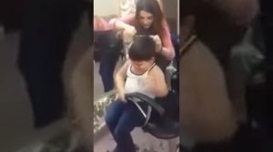 Мальчик психует.