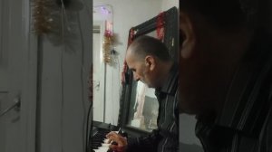 Поздней осенней порой,падая листья шуршали