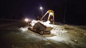 Снегоуборщик робот, уборка замёршего снега с обочины