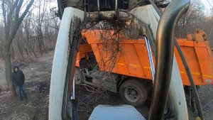 Погрузчик экскаватор TEREX.Чистим парк от веток.Благоустройство города.