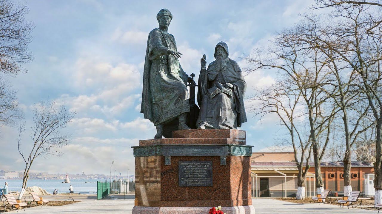 Памятник князю Глебу Святославовичу и игумену Никону в Керчи